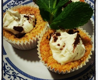Cupcakes de zanahoria con crema de queso mascarpone y polvo de cacao
