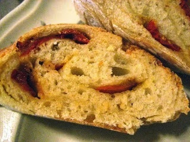 Ψωμί με λιαστή ντομάτα και φέτα Bread with Sundried Tomatoes and Feta Cheese