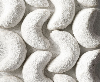 Κουραμπιέδες της Βέφας Αλεξιάδου Greek Kourabiedes Almond crescent cookies of Vefa Alexiadou