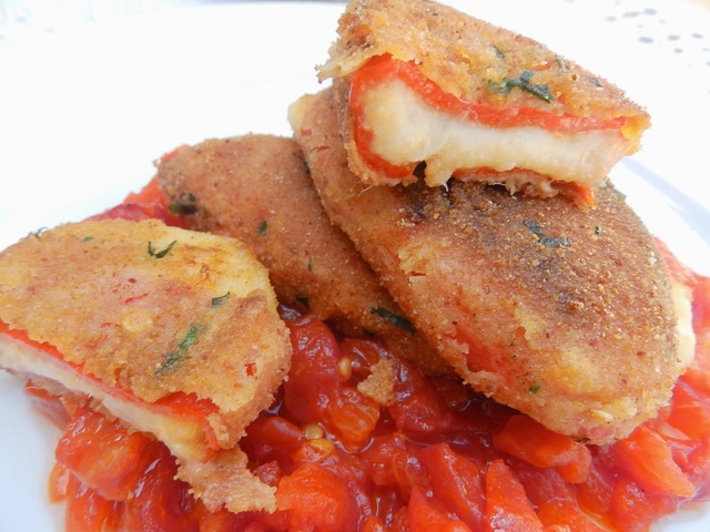 Pebrots del piquillo farcits de brandada de bacallà, sobre llit de tomata