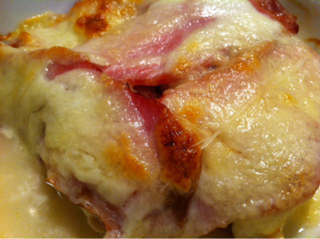 Ovnsbakt kyllingfilet med bacon toppet med smeltet mozzarellaost