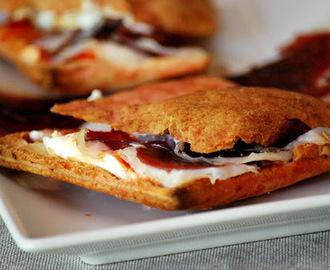 Mini sandwich de hojaldre de remolacha con queso crema, mermelada de pimiento y jamón de pato