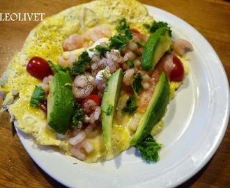 Paleo morgenmad - Omelet med rejer og avokado.