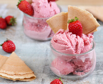 Helado de yogurt y frutillas (fresas)