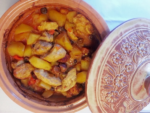 Κοτόπουλο μεσογειακό στη γάστρα με πατάτες και λουκάνικο chorizo