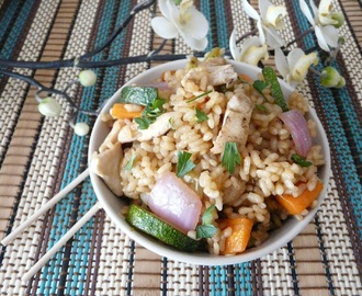 Arroz con verdura y pollo en wok