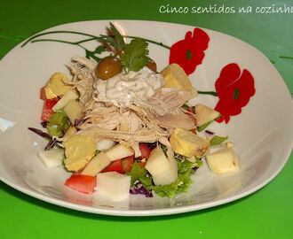 Salada fria de galinha com molho de azeitonas e óregãos Paladin