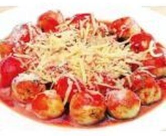 ñoquis rellenos con salsa de tomates asados