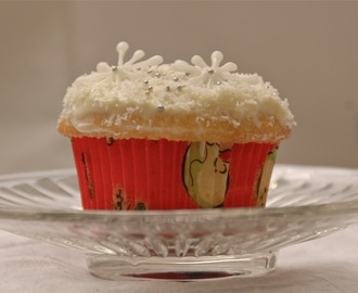 White Chocolate Frosting and Christmas Cupcake Decorating