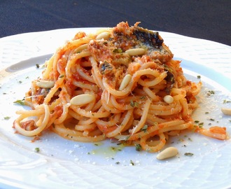 Espaguetis amb sardines i pinyons - Espaguetis con sardinas y piñones