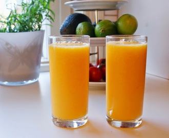 Friskpresset juice på passionsfrugt, appelsin, æble og lime