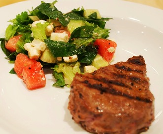 Steak med salat på vandmelon og feta