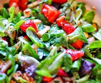 Blandede salater med friske jordbær, melon og fetaost