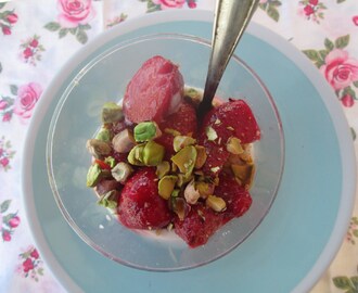 Yogurt parfait with strawberries and pistachios (parfait de yogurt con frutillas y pistachios)