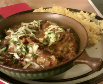 Kremet curry med spinat og bønner