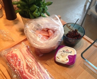 Middagstips: Fylt kyllingfilet innbakt i bacon servert med frisk salat og ovnsbakte potetbåter