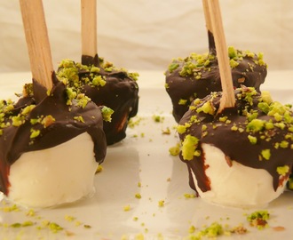 Gelat de iogurt grec amb funda de xocolata fondant i festucs