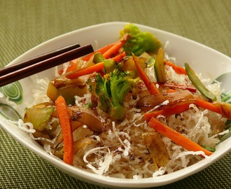 Fideus d'arròs saltats al wok amb verdures i soja