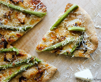 Volkoren pizza met groene asperges (met de lekkerste pizzabodem)