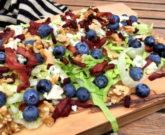 Salat med bacon, blåbær, ost og valnødder…