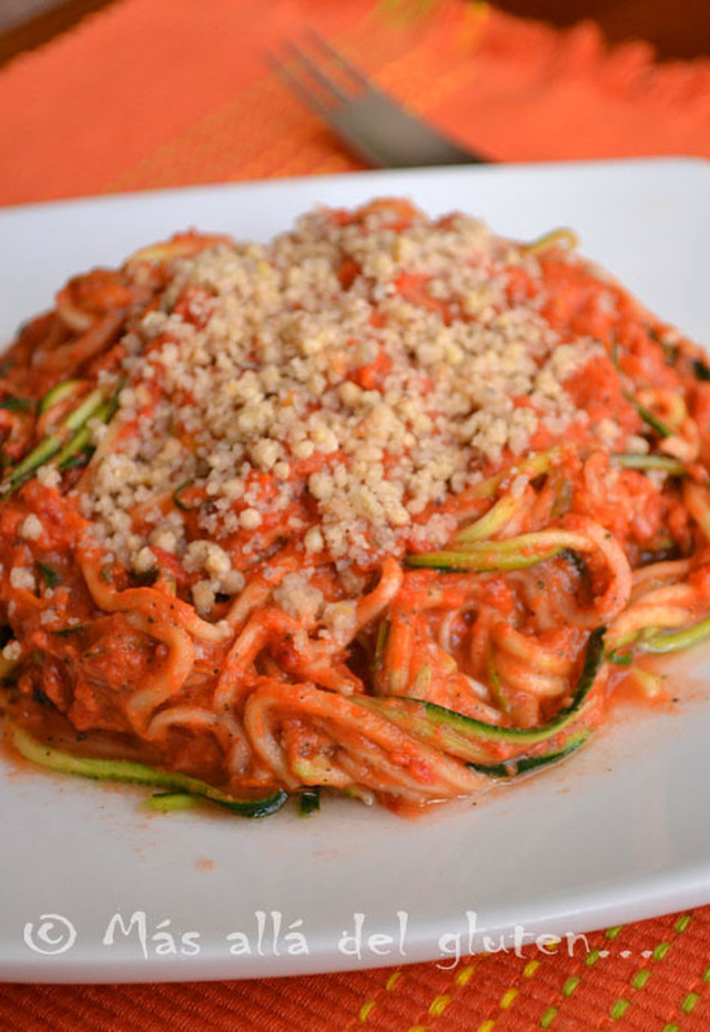 Espaguetis de Zucchini con Salsa Marinara y "Parmesano" de Nueces RAW (Receta SCD, GFCFSF, Vegana, RAW, Gerson)