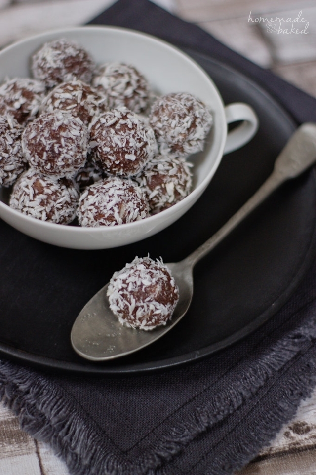 {Rezept} Kokos-Mandel Energy Balls | Ein gesunder Snack für zwischendurch