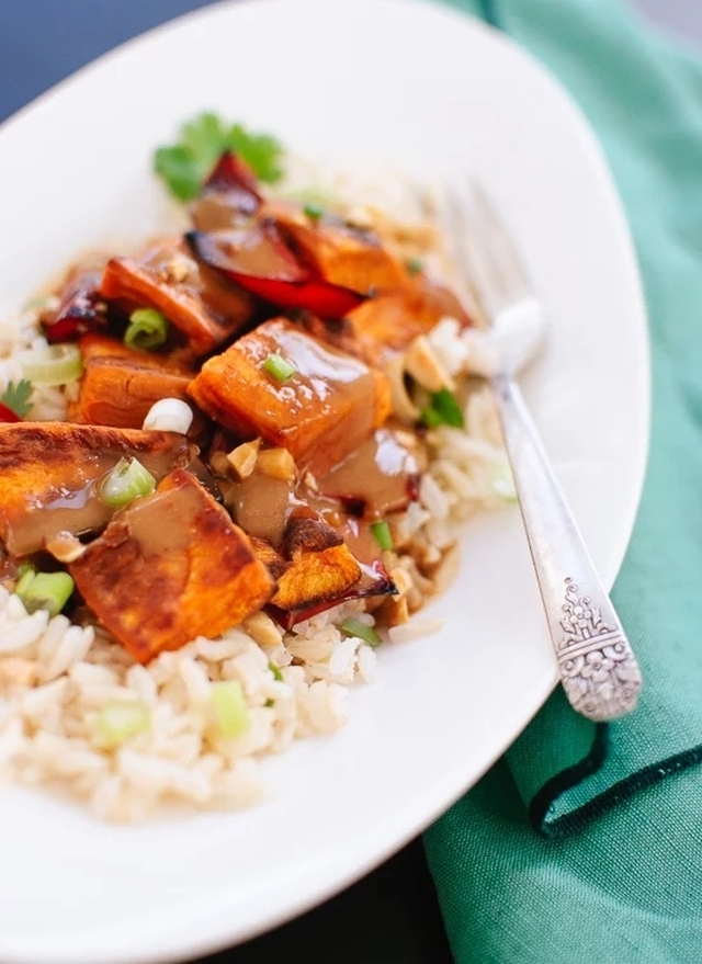 Roasted sweet potato with rice and peanut sauce