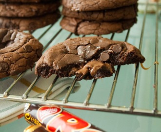 Dubbele chocolade cookies met een hart van gezouten karamel en Nutella