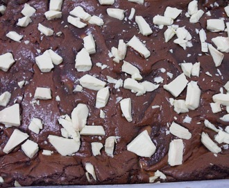 Brownie com pedacinhos de chocolate e recheado de doce de leite para o SORRISO mais lindo da EQ!