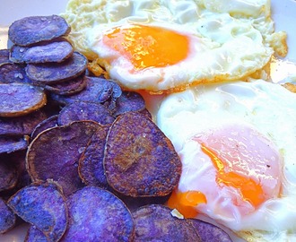 Xips de patates violeta amb ous ferrats i significat del codi de barres dels ous -  Chips de patatas violeta con huevos fritos y significado del código de barras de los huevos