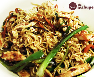 Noodles con pollo y verduras. Receta asiática paso a paso.