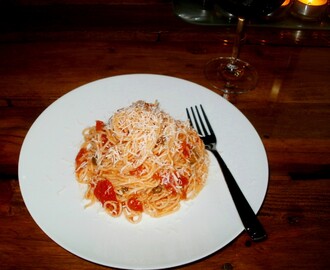 Espaguetis con salsa de tomates, alcaparras y aceitunas