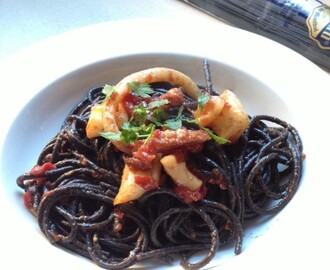 Espaguetis negres amb salsa de tomàquet i sípia (o calamar)