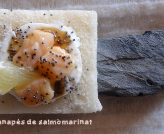 Canapès de salmó marinat… i un formatge especial.