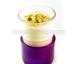 yogur casero con frutos secos y copos de avena