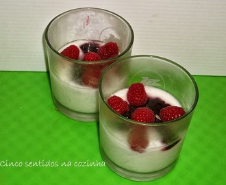 Iogurte com framboesas e doce de frutos do bosque para um pequeno almoço saudável