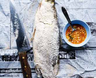 Fisch im Salz gebacken mit scharfer Sauce (Pla Khapong Khao Phauw Glüa Sai Nam Prik)