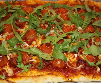 Pizza med chorizo og mozzarella