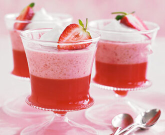 Ζελές με κρέμα φράουλας στο ποτήρι