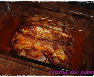 Lombo porco fatiado à inglesa c/ bacon e queijo no forno