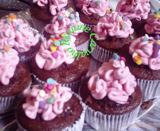 Cupcakes de chocolate com recheio de brigadeiro e cobertura de chantilly
