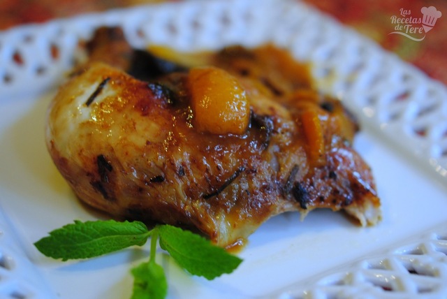 Pollo al horno con salsa de albaricoques y ciruelas pasas.