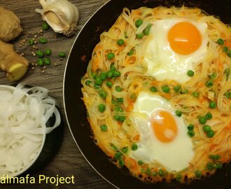 Zöldséges rizstésztában sült tojás
