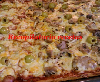 Pizza masa italiana, y mitad de salchichas y mitas de bonito con champiñones en thermomix