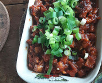 Spicy Korean homemade dish, voetjes onder tafel op vrijdag de 13de