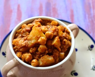 Aloo Channa/ Aloo Chola, Potatoes Chickpeas Curry