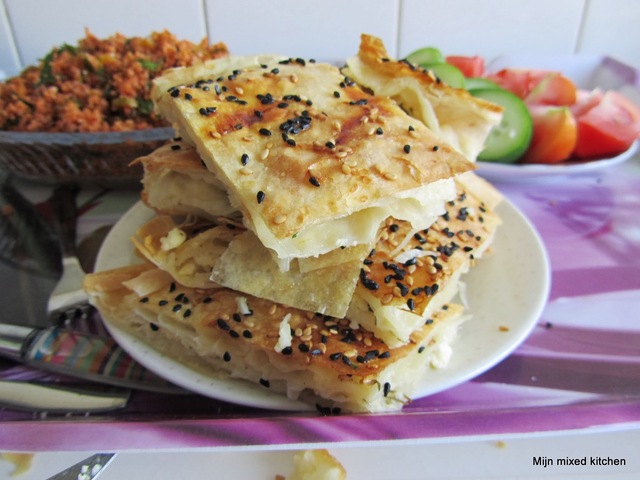 Peynirli börek (Turkse börek gevuld met witte kaas)