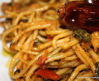 Espagueti amb espinacs al curri i guarnició de dàtils