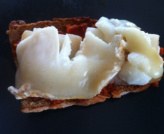 Tapeta de sobrassada amb peres i formatge de cabra gratinat