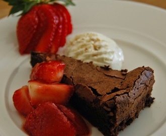 Sjokoladekake (glutenfri) med marinerte jordbær og iskrem